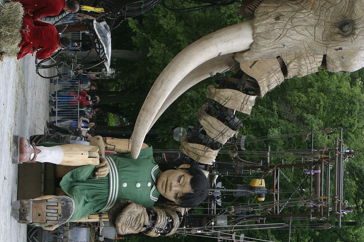 2005年5月20日,法国南特,法国"皇家豪华剧团"在南特城街道举行盛大游