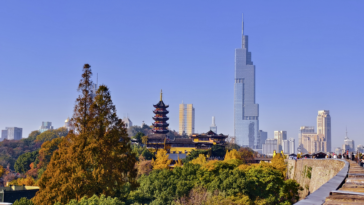 2025年11月26日,<strong>南京</strong>,古鸡鸣寺与现代地标建筑紫峰明.
