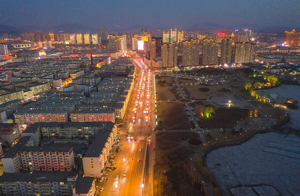 2020年4月1日,航拍夜色下的吉林市船营区越山路车水马龙.