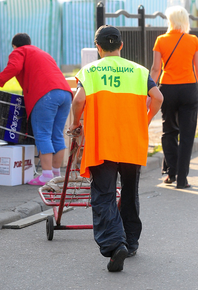 2009年7月17日,莫斯科卢日尼基服装市场.moscow, russia. july 17, 20