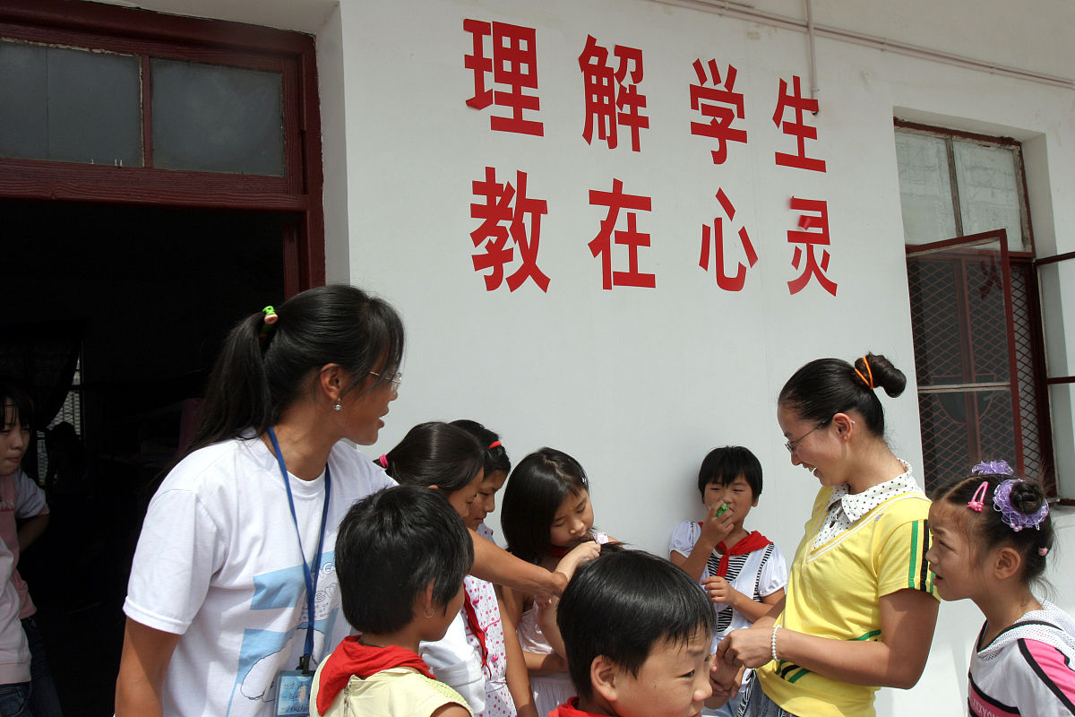 你好我在申请省级课题通过国内外相关文献梳理请帮我写出《五育融合背景下心理健康教育融合生涯教育校本课程的开发研究》这个选题的具体研究方法