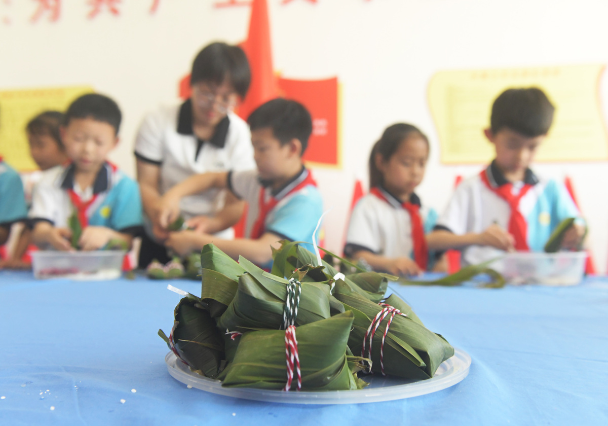 你是一名小学老师 你需要做一个实践课堂 课程是主题是中国的传统节日 端午节