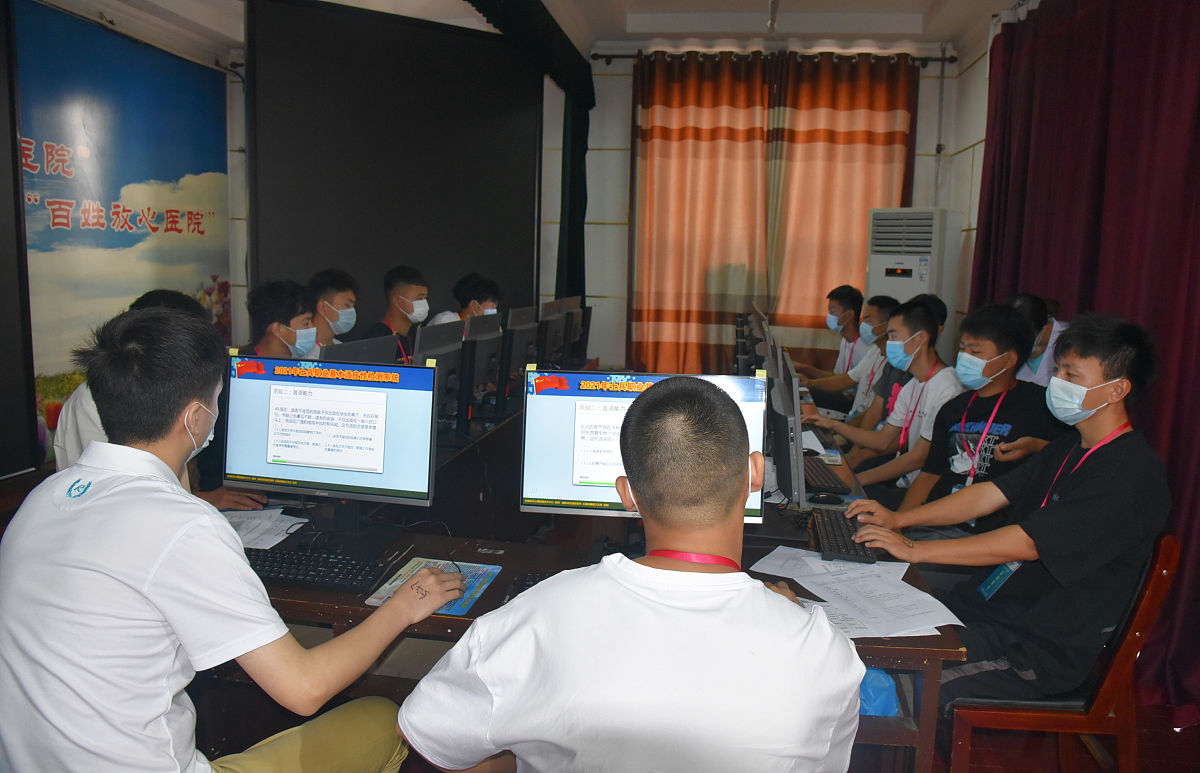 试设计一份以心理健康教育为内容的主题班会活动简案。