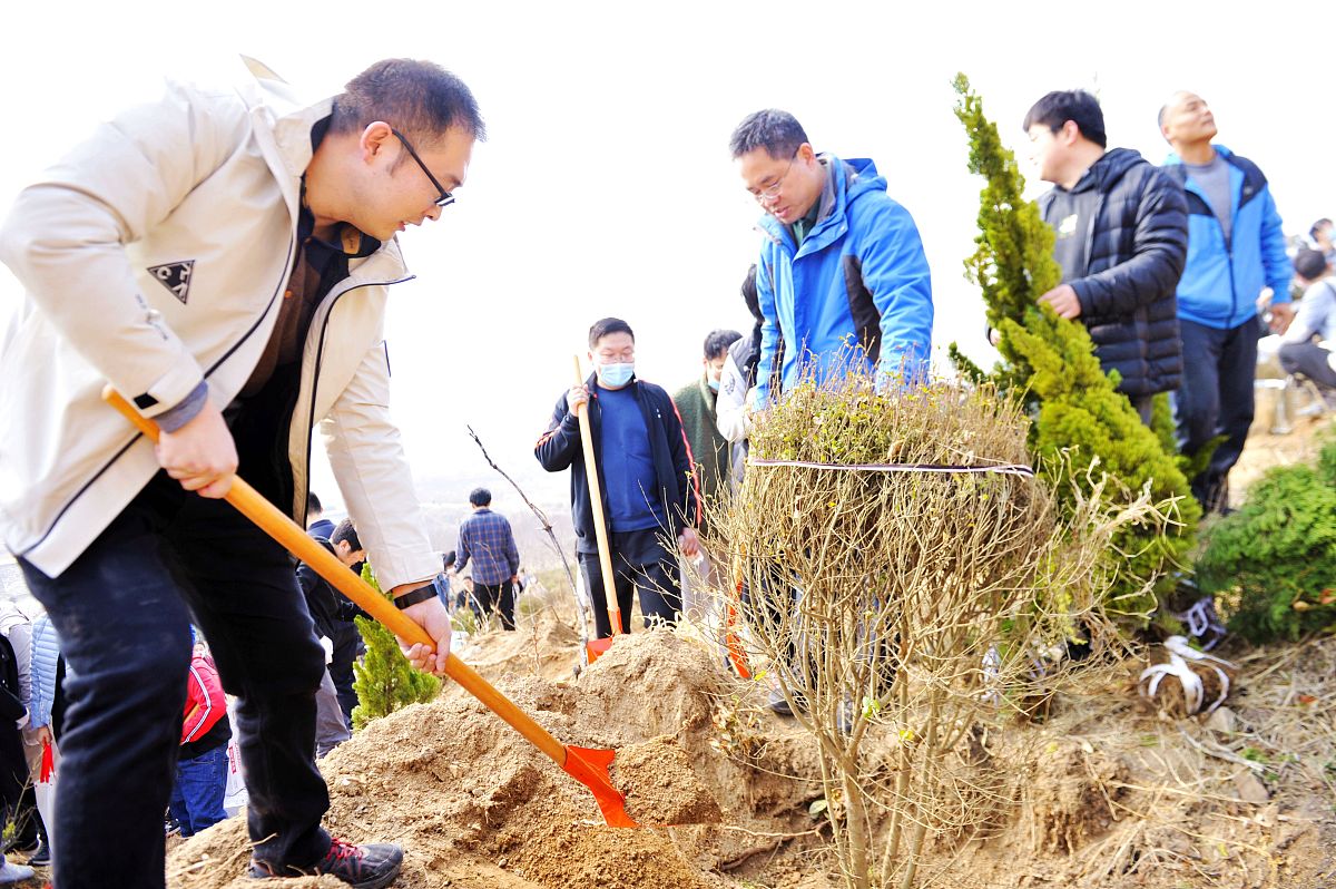 2021年3月13日,山东青岛西海岸新区灵山卫街道开山口村,市民参加植树