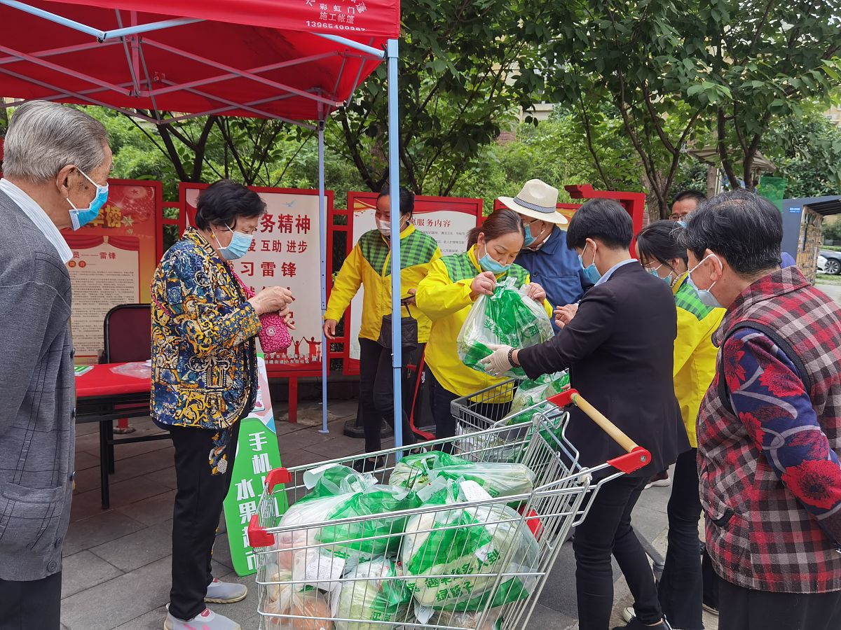 2021年5月18日,安徽六安,志愿者在裕安区小华山街道天盈星城小区为居