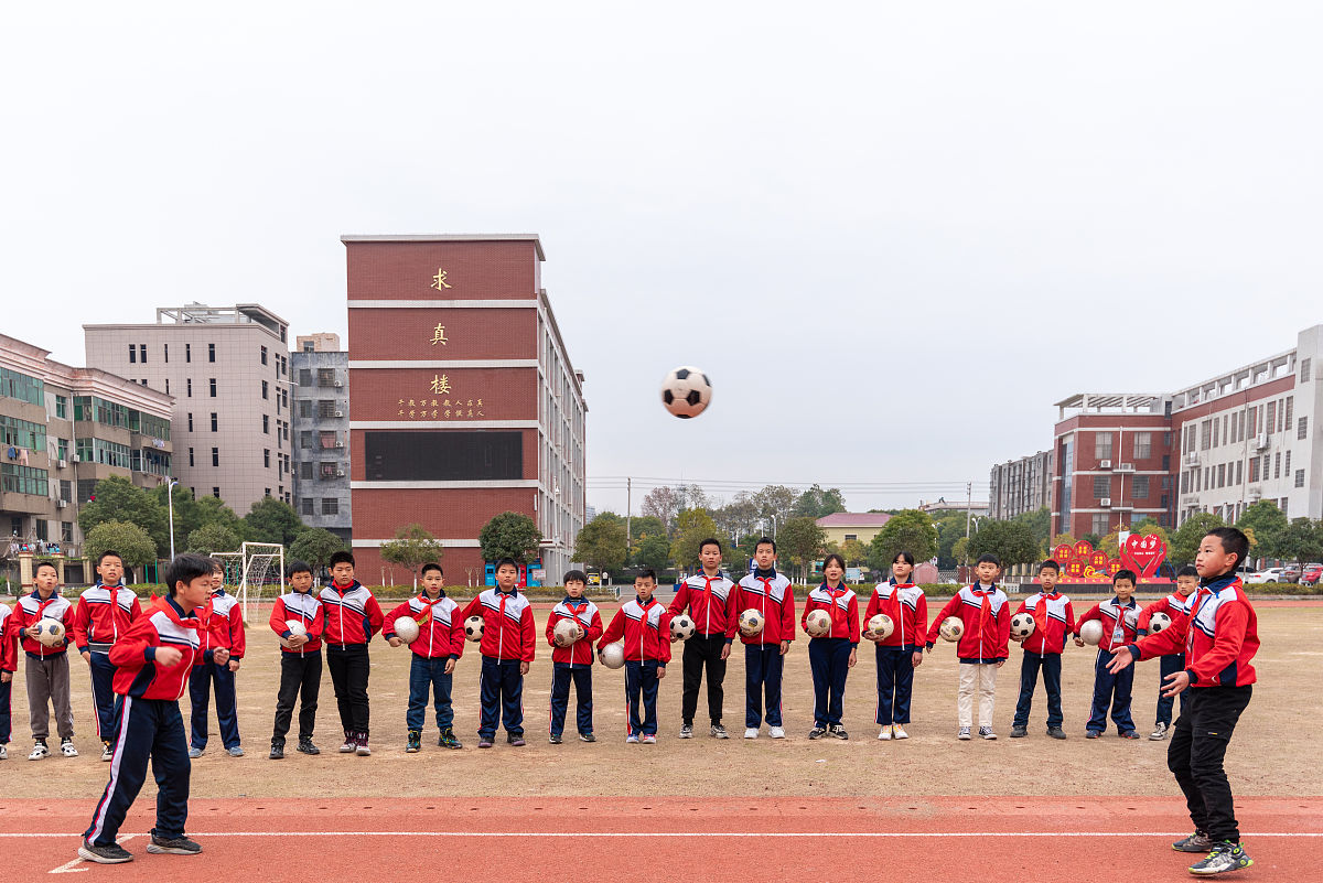 2021年12月20日,江西省吉安市,新干县实验小学的学生在学习足球头顶球