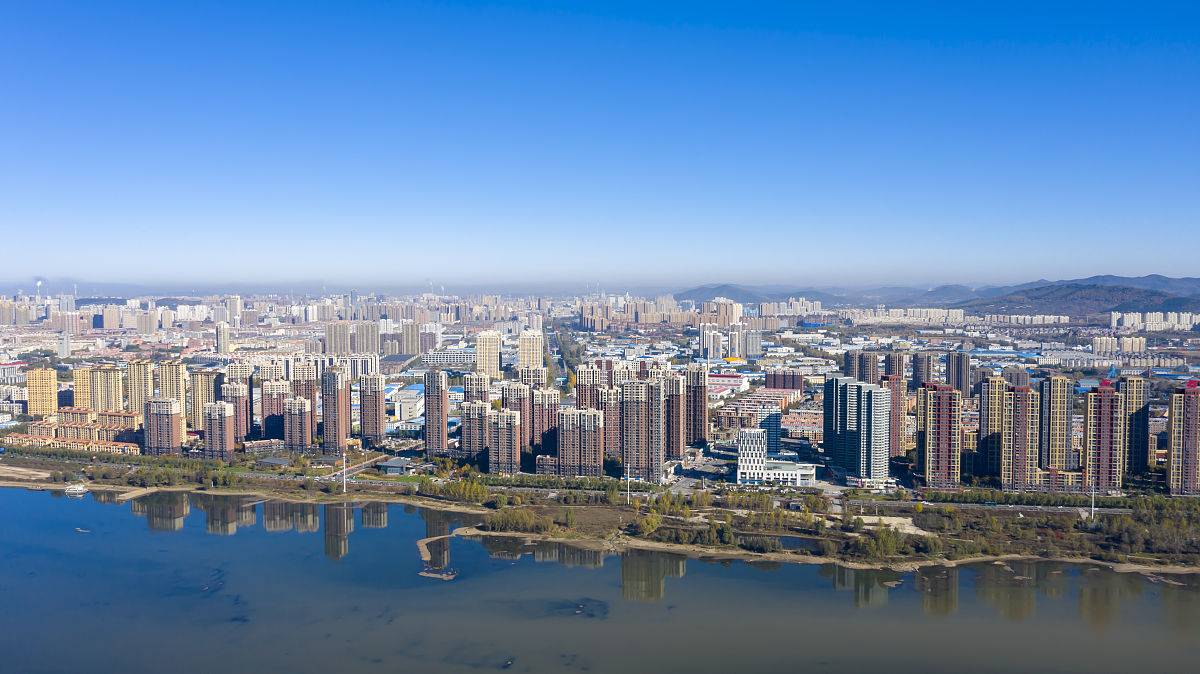 2021年10月12日,航拍吉林市城区风光.