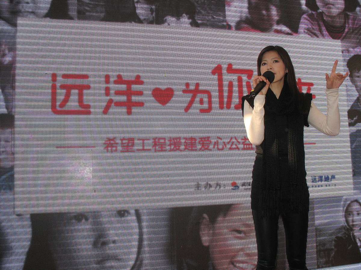 2011年1月15日,武汉,台湾著名歌星陈明真参加"远洋地产 为你而来——