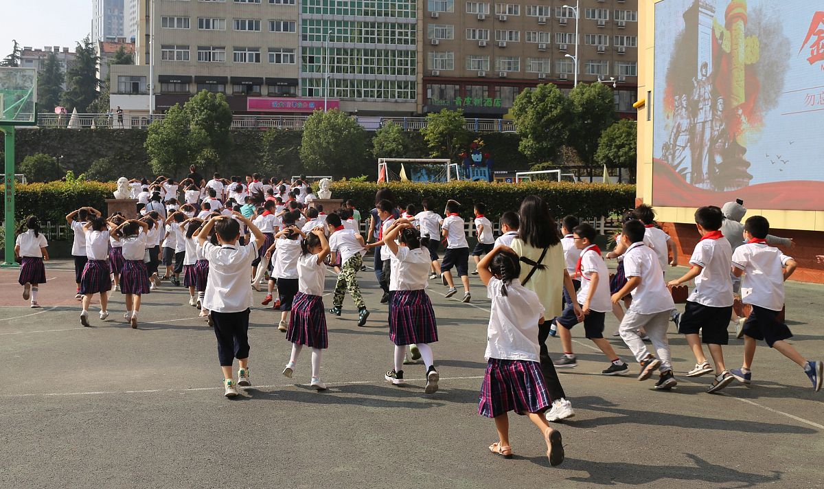 请对论文的小节内容 3XC小学项目施工安全管理存在的问题 32学校对学生的安全教育力度不够 进行写作保证其内容合理性不要乱写：