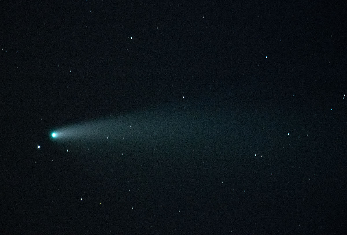 当地时间2020年7月19日,意大利拉奎拉,neowise彗星划过夜空.c/2020 f3