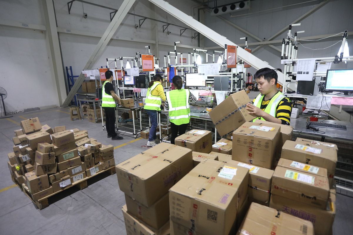 肇庆市三只松鼠仓库管理优化问题研究的意义在于：流程优化方案、员工管理优化方案、仓库设备管理优化方案等提高信息化管理水平优化肇庆市三只松鼠企业仓库管理流程优化仓库管理流程提升操作效率和准确性降低仓储成本提高企业的盈利能力；推广现代仓库管理的理论和方法为其他企业提供借鉴和参考；促进肇庆市仓库管理优化的发展提升其在全国范围内的竞争力和影响力。为企业的可持续发展提供坚实的基础。可以进一步提升仓库管理水平和