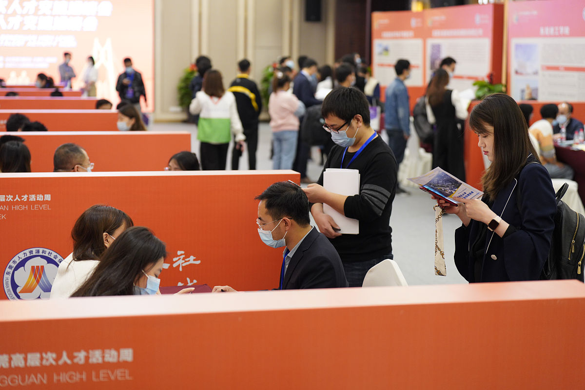 新华商学院PMBA班总共已上九节课学习过钱科宇老师的《管理思维与团队提升》程鹏老师的《绩效管理与业绩提升》张顾严老师的《情商领导力》张良老师的《问题诊断与解决问题能力》周刚老师的《汇报逻辑思维与呈现》简富临老师的《有效沟通与团队建设》六节课缺席了《企业营销四大战略》《精益生产》《非财务人员的财务管理》三节课帮我写一份毕业成果展示包含内容为学习成果分享和学习感言