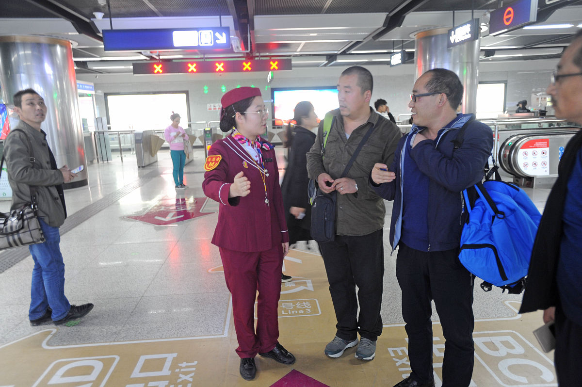 地铁站务员暖心服务，助老奶奶顺利换乘