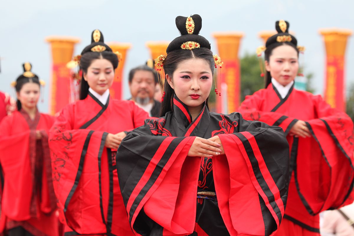 2017年8月26日,河南平顶山,"汉风古韵"大型汉式集体婚礼活动现场.