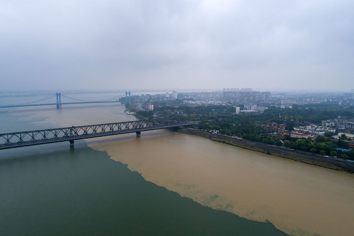 2021年8月12日,湖北省襄阳市,雨后的汉江一边昏黄一边清澈,呈现泾渭分
