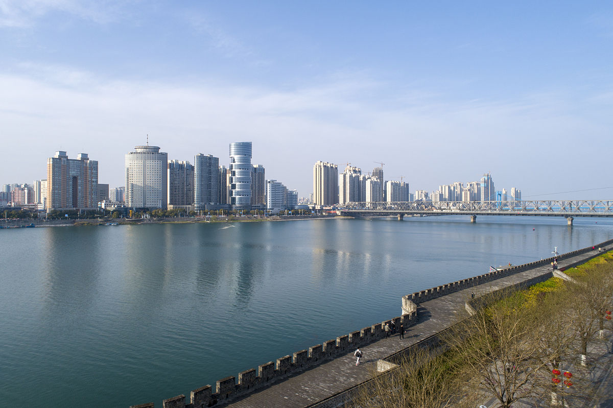2021年4月19日,湖北省襄阳市,航拍襄阳古城城市风光.