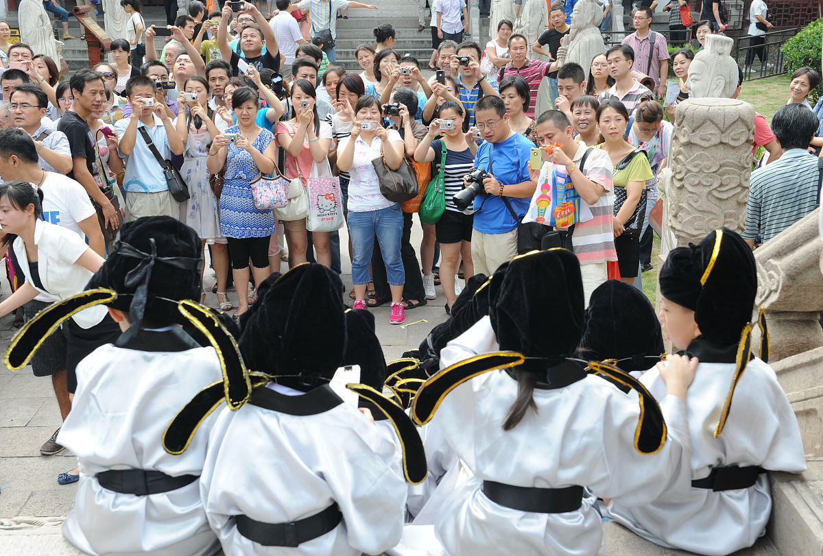请三年级整个年级的一学期的教育教学工作总结要求1500字左右；能融入悦教育的理念；从家长、学生、学校三方面进行阐述