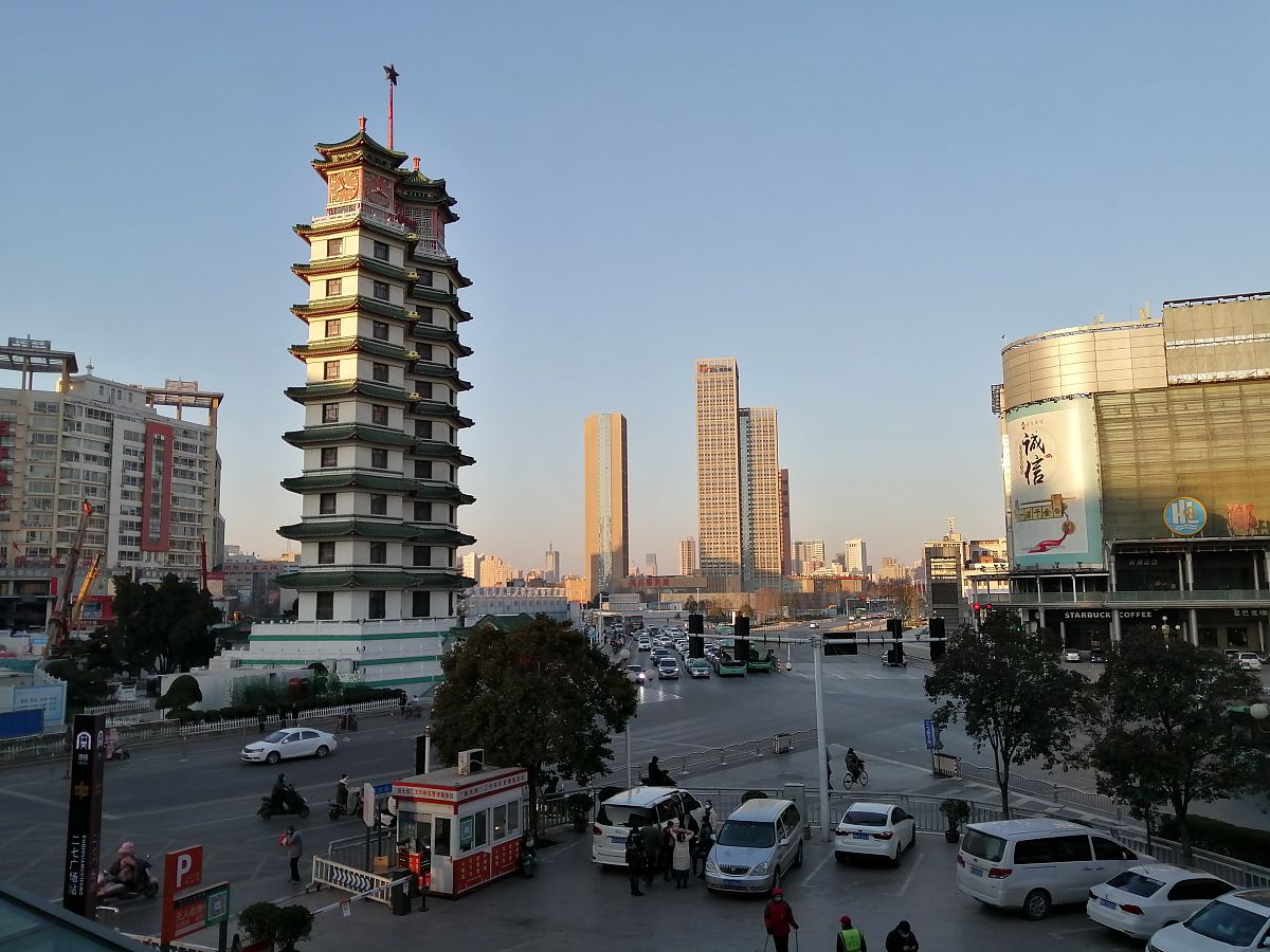 2021年1月1日,当太阳从东方冉冉升起,站在郑州二七广场天桥上放眼望去