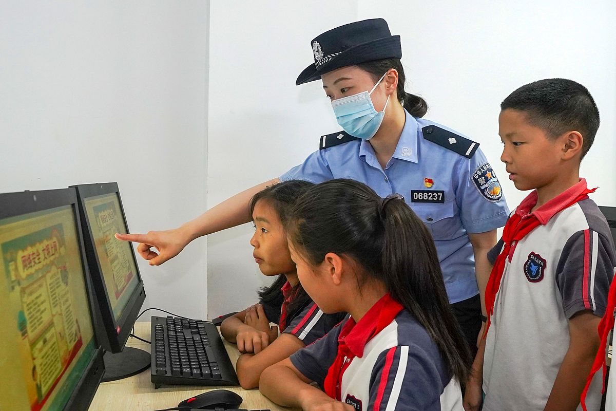 帮我写一份计算机科学与技术4班的普法教育主题班会八百字宣传稿