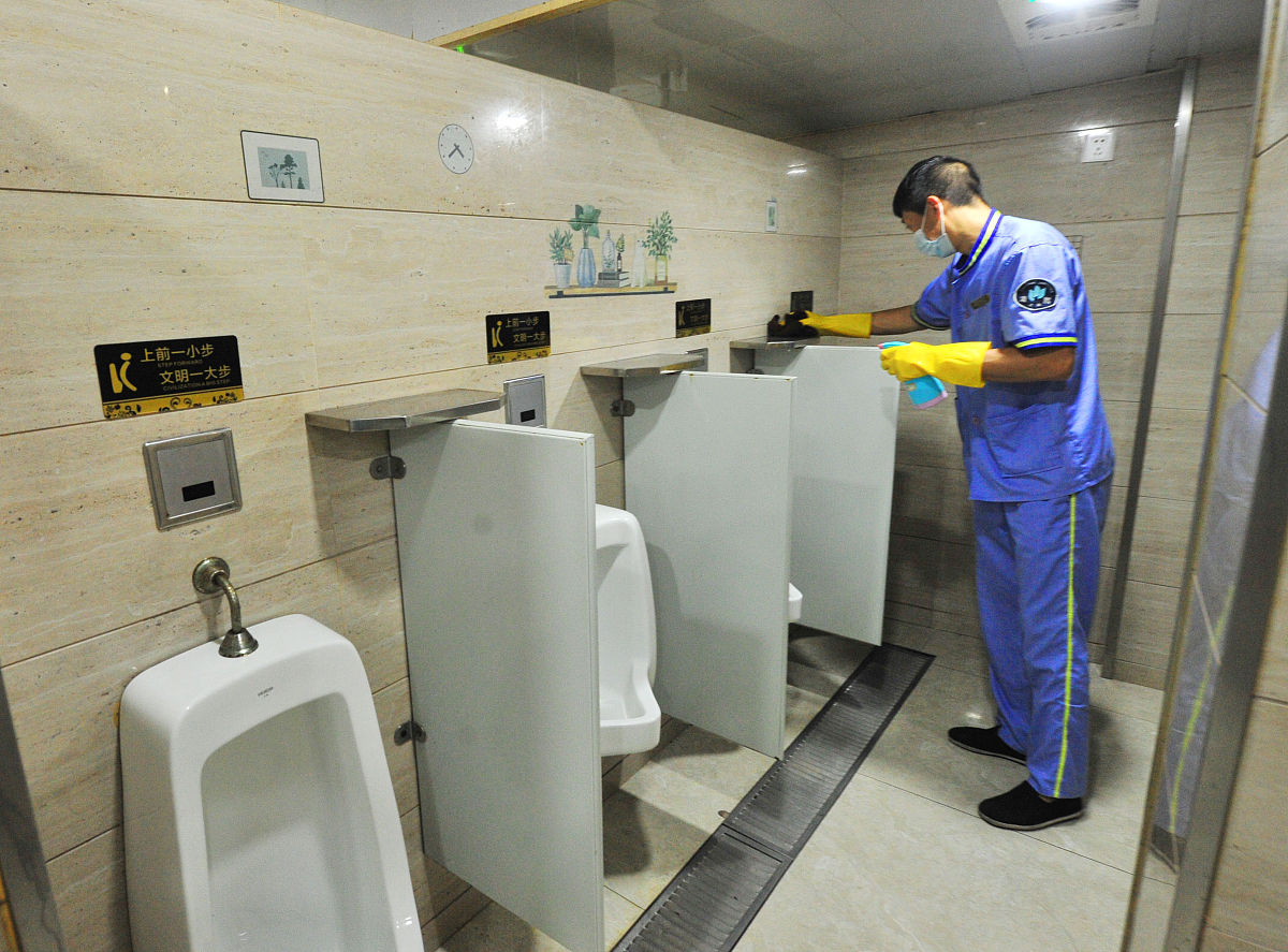 根据下面内容给我生成100个汉字以内的摘要3月29日在邢台某市有一处公共广场它拥有一座公共卫生间而据市民爆料这里竟然安装了监控装置。市民在网上分享了视频视频内容显示这台监控设备安装在公共厕所的窗边可以清晰的拍摄到公共厕所的一切情况。而这台监控设备甚至能够拍摄到公共厕所里的每一个人这让不少市民感到担忧和不安。请点击输入视频描述这一新闻一出引发了全国公众的关注。众多网友纷纷留言表达他们的不满。有网友对