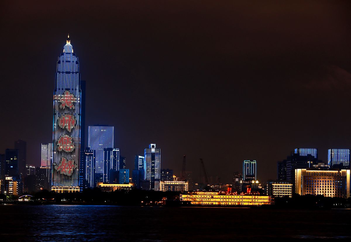 2023年教师节镇长讲话稿2000字分三段写第一段感谢；第二段写如何振兴乡村教育促进教育均衡发展教师要怎么做；第三段写如何围绕中心服务大局做好教育工作。