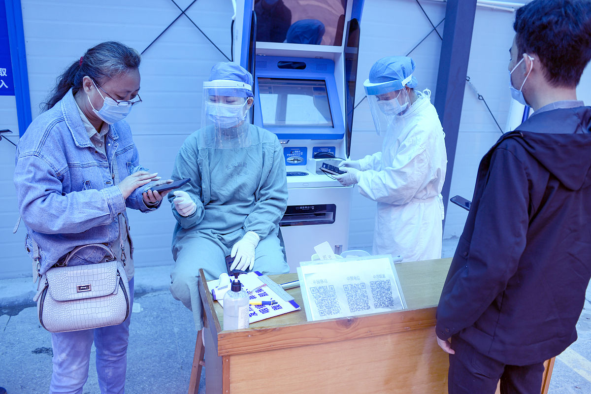 后疫情时代，如何利用护理学本科的优势在公共卫生硕士研究生期间新发传染病和疫苗可预防性传染病方向进行研究，请想出三个研究课题