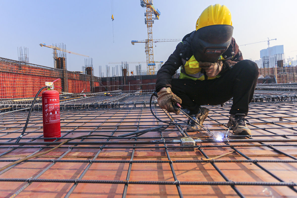 2022年1月1日,山西运城建工集团的工人正在会展中心重点工程建设工地
