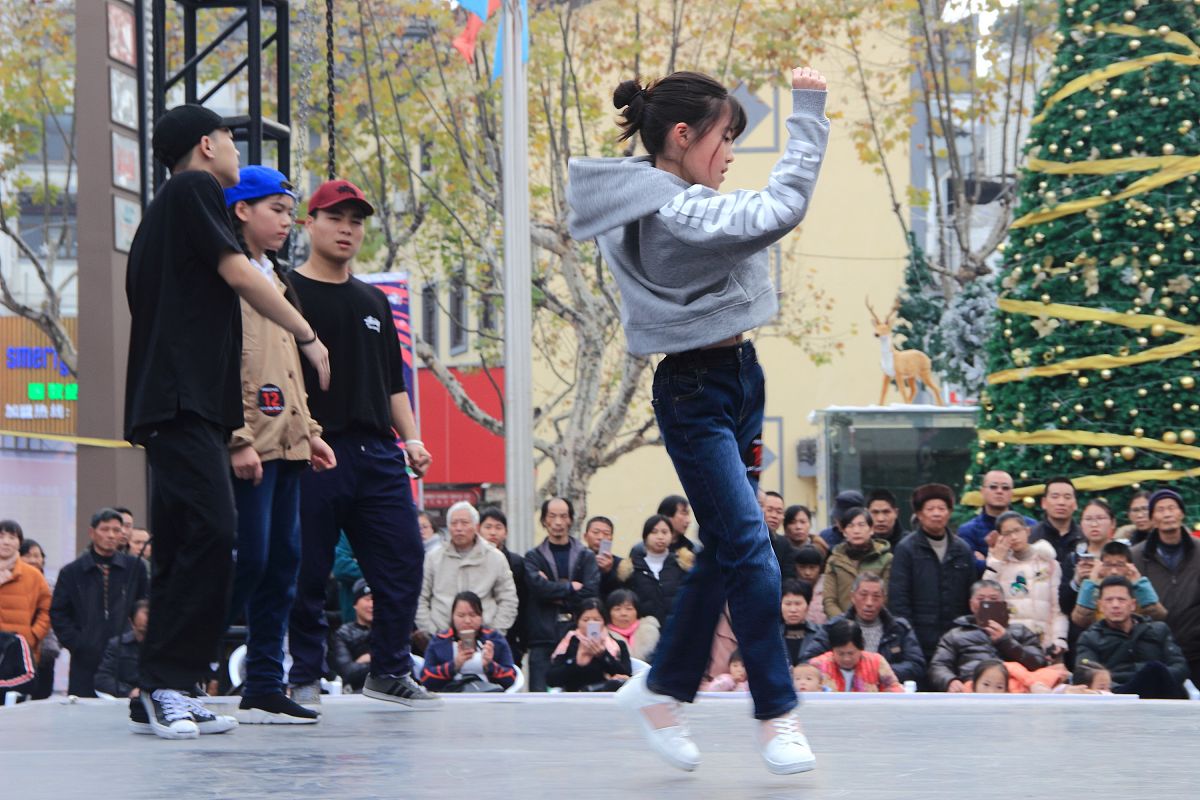 具备跳街舞爱好或专长