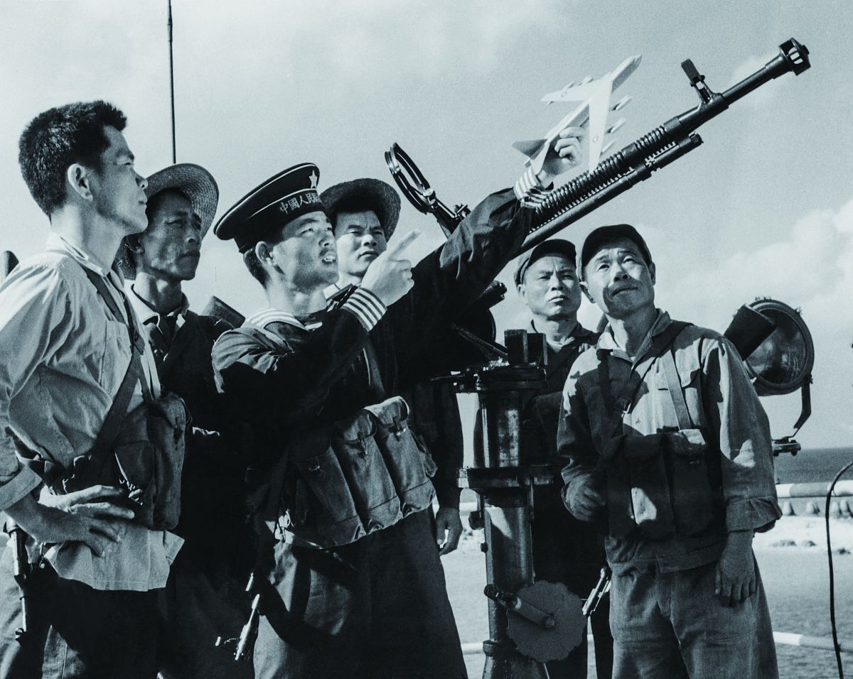 1970年代,驻岛士兵正在培训民兵.