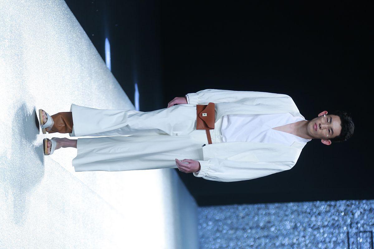 姓名冯京洋爱好画画通过一次偶然的机会我爱上了站在舞台上演讲我不惧怕别人的眼光我想更好的挑战自己最好语言简介流畅一点介绍的个性鲜明一些再幽默一点 600字