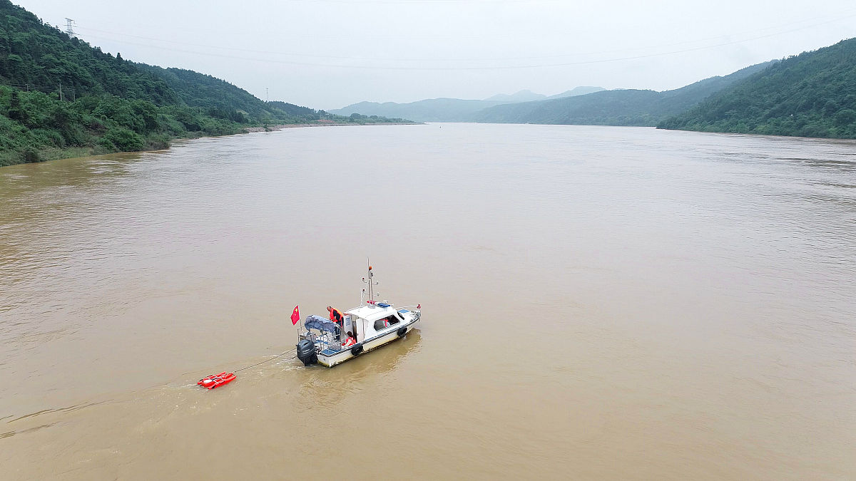 2021年5月24日,江西吉安,江西水文监测中心峡江水文站的水文作业船在
