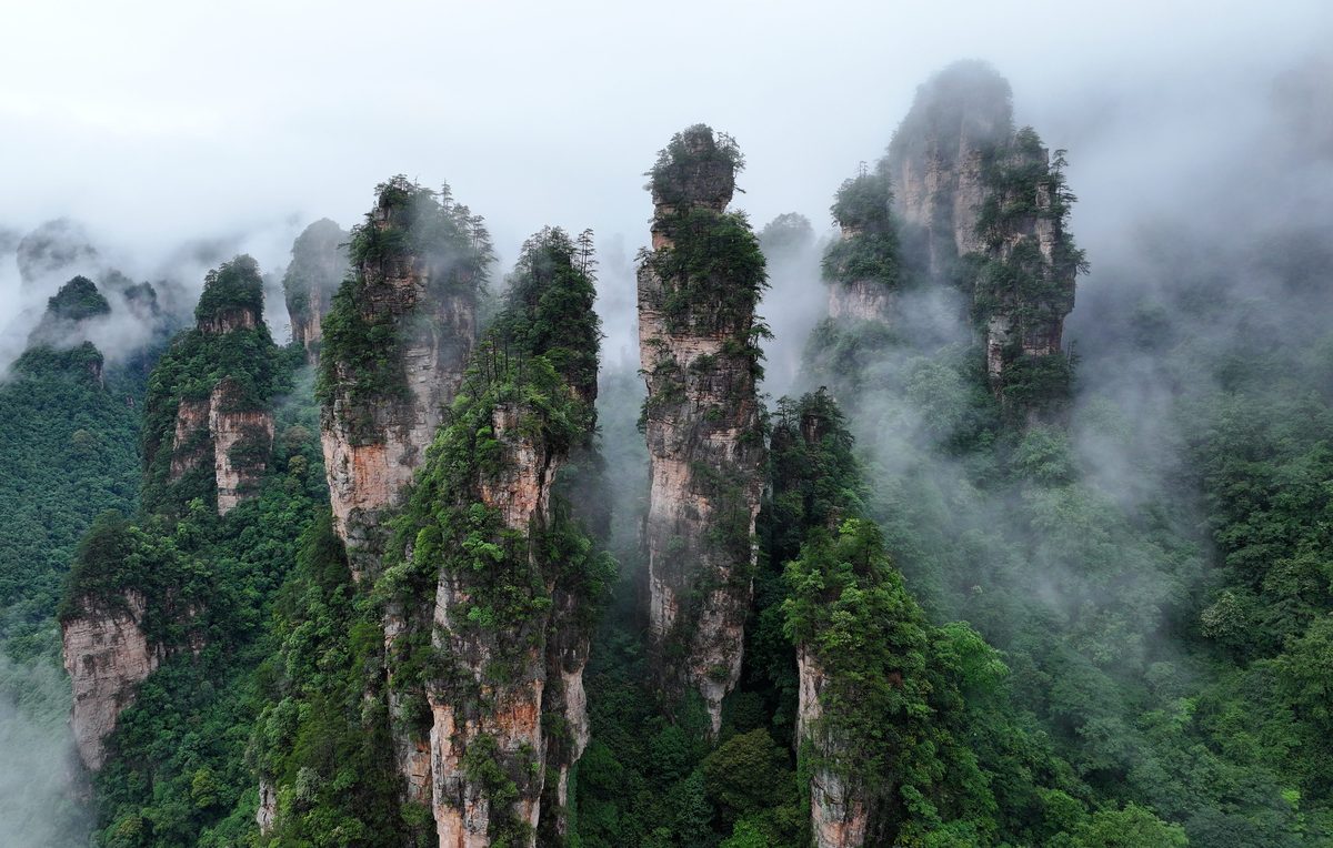 写一首歌描写湖南省各个景区的美景。