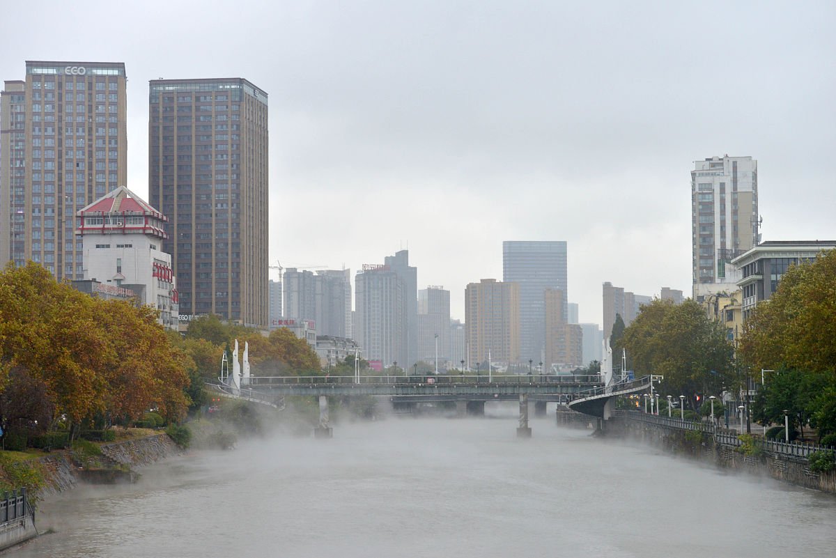 2021年11月7日,江苏省淮安市,里运河上水气升腾如仙境.受强冷空气影响