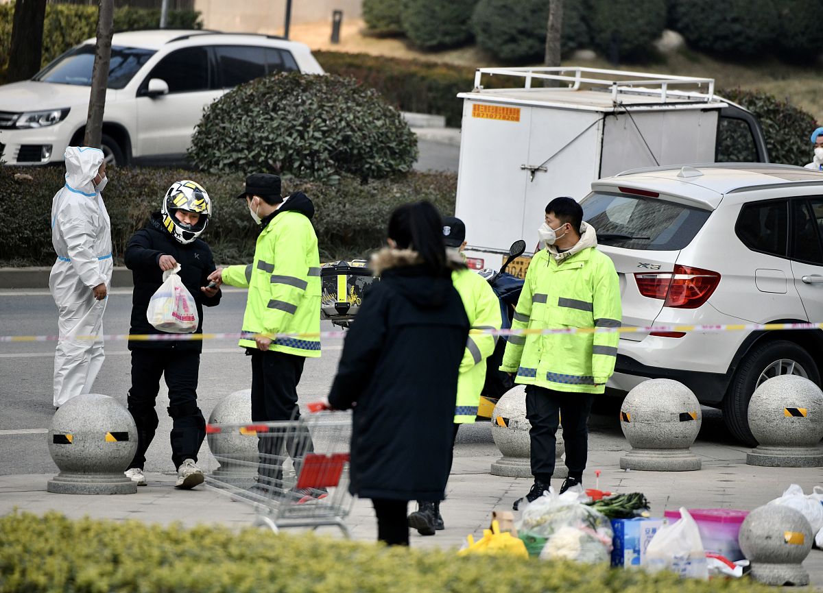 2022年1月2日,西安疫情管控升级的第11天,疫情防控人员元旦期间坚守岗