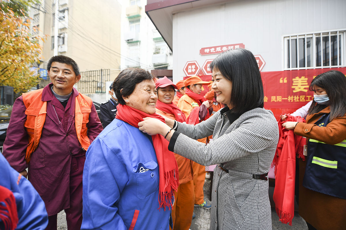 2021年11月18日,合肥开展以"小雪将至,'姜'送温暖"为主题的暖冬行动,