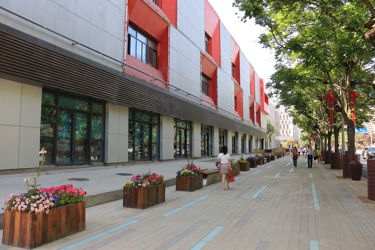 悦居、悦业、悦创、悦享青年友好型街区悦居、悦业、悦创、悦享青年友好型街区是指一个以年轻人为主要服务对象的社区旨在为年轻人提供舒适、便利、安全、有活力的居住和工作环境。该街区包括住宅区、商业区、创业园区和公共空间等通过提供多元化的服务和设施满足年轻人的居住、工作、学习、娱乐等需求促进他们之间的交流和互动营造出融洽、和谐的社区氛围。同时该街区也注重环保和可持续发展通过绿化、节能、减排等措施为社区居民提