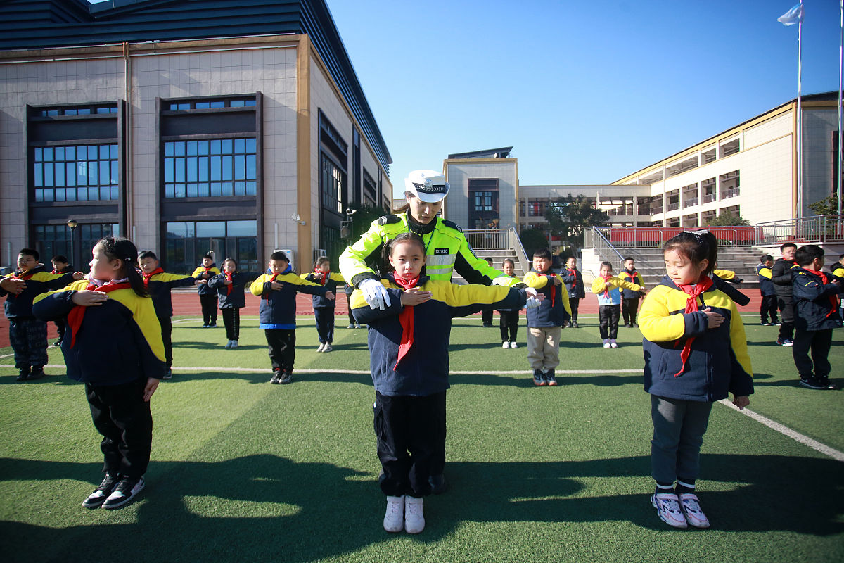 2021年12月2日,在江苏省扬州市梅岭小学西区校杨柳青校区,交警正在指
