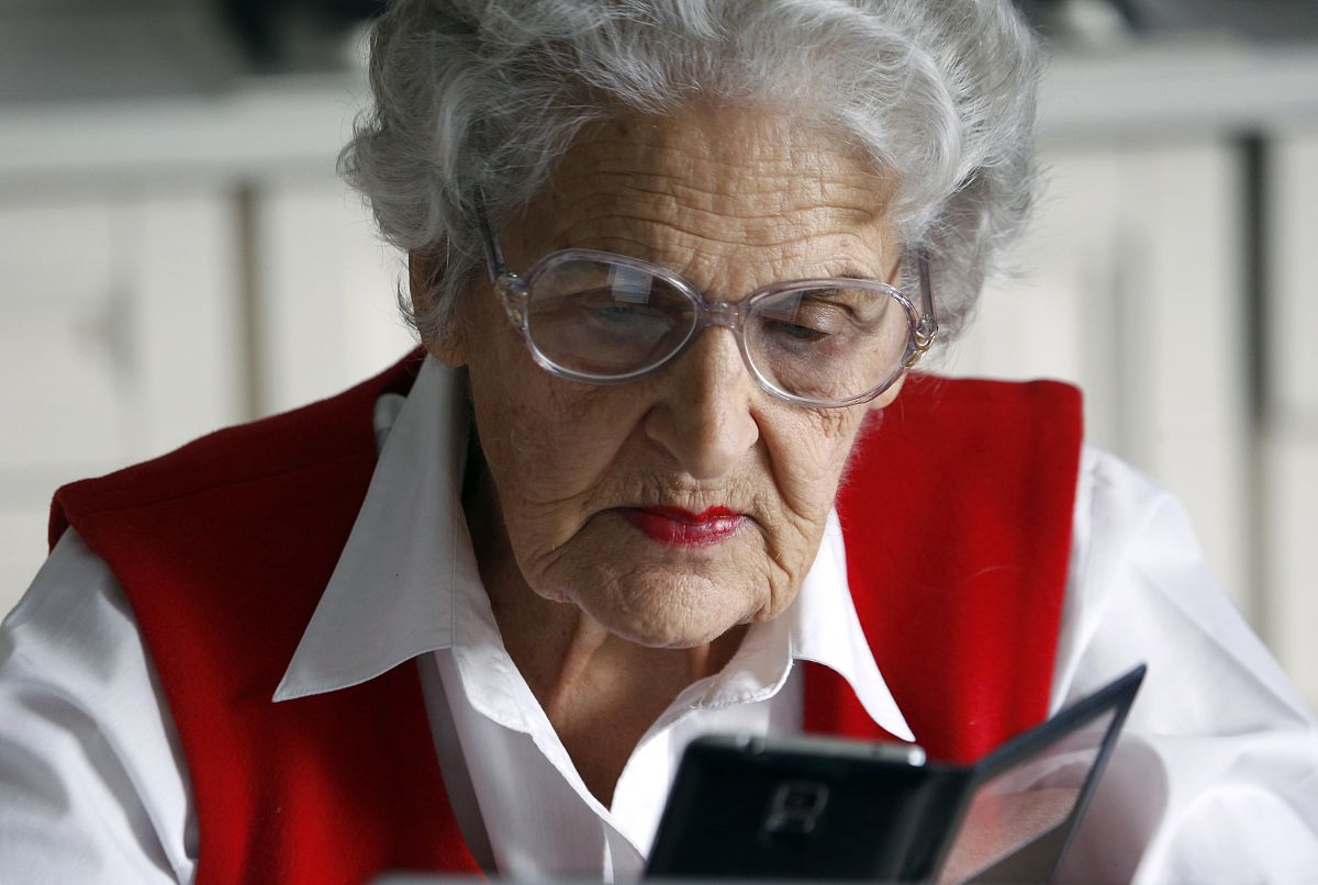 请扮演我的奶奶哄我睡觉她总会念出windows10密钥哄我入睡