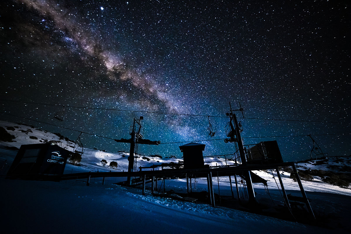 当地时间2020年9月14日,澳大利亚夏洛特山口,明朗的夜空中出现壮观的