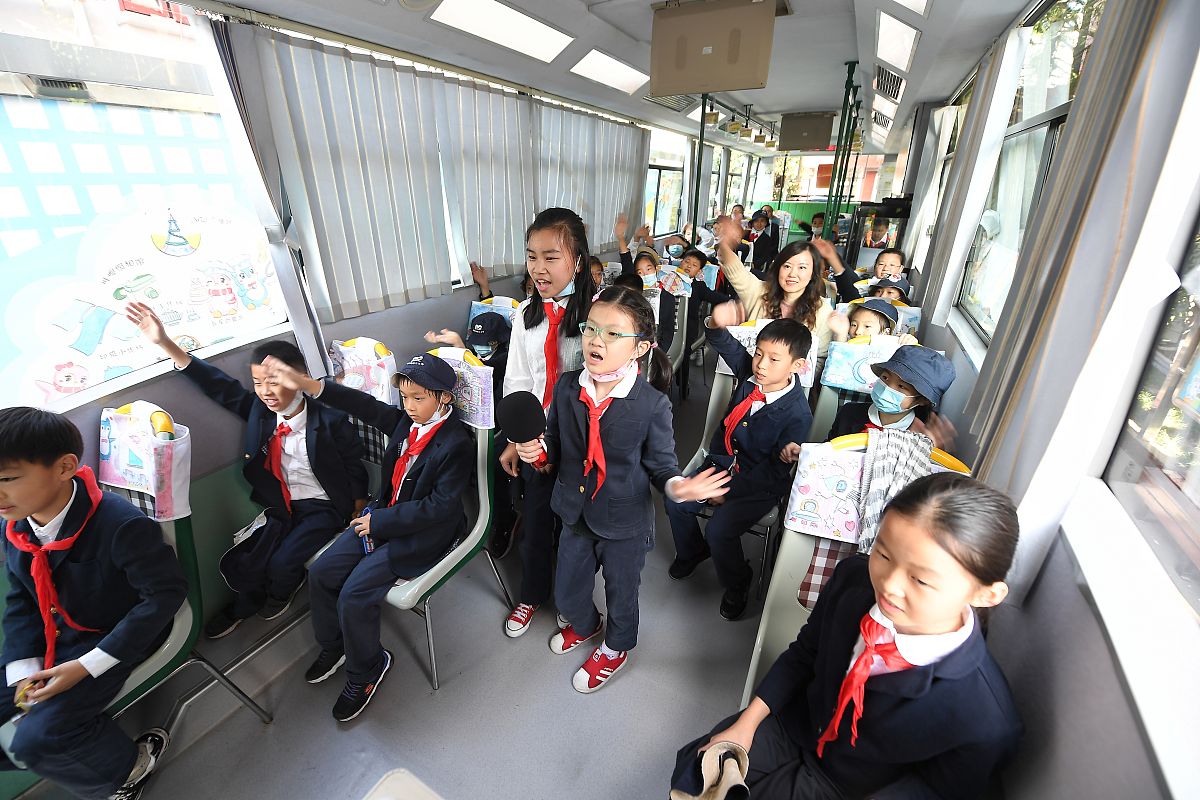 2020年11月13日,上海,黄浦区蓬莱路第二小学被布置成欢乐的"蓬莱小镇"