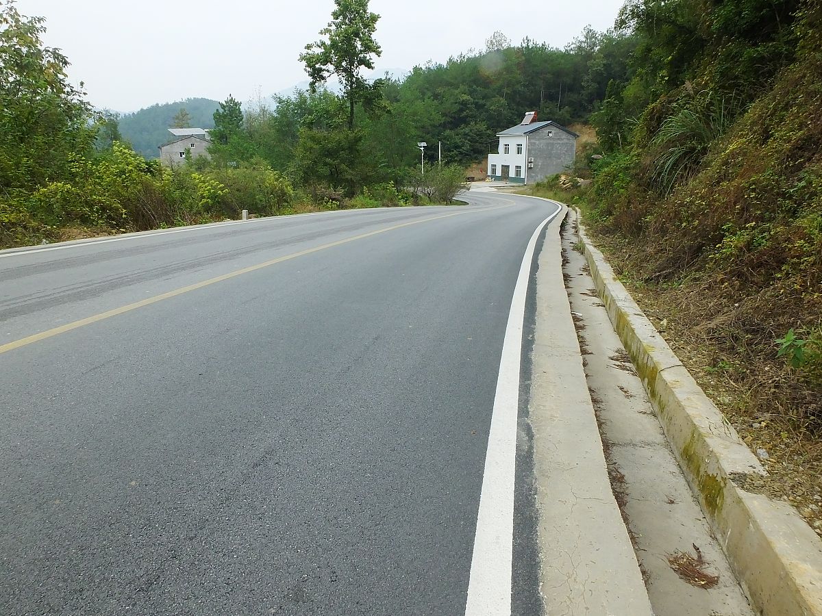 改写：公路缺乏系统的规划建设随意性⼤现有的道路系统没有从根本上解决农⺠出⾏难、运输畅的问题虽然村内有⼀条Y032乡道但⽑细⾎管还不通畅公路技术等级普遍偏低弯多坡陡路基不实⽔沟不畅路⾯不平⼤部分道路是断头路通⾏能⼒差没有硬化这也是制约村庄发展的客观条件本次规划中针对村内的断头路、⼟路进⾏了规划解决疏通了通村路、通户路。