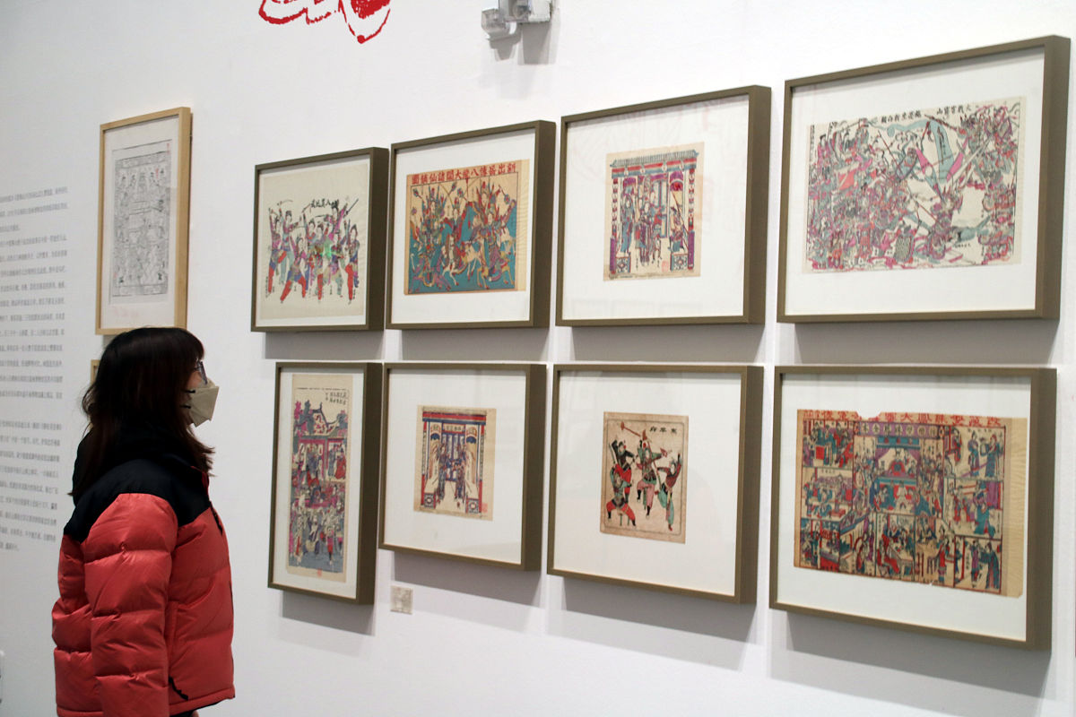 2022年1月14日,江苏苏州,观众在中国十二地传统年画联展上参观.