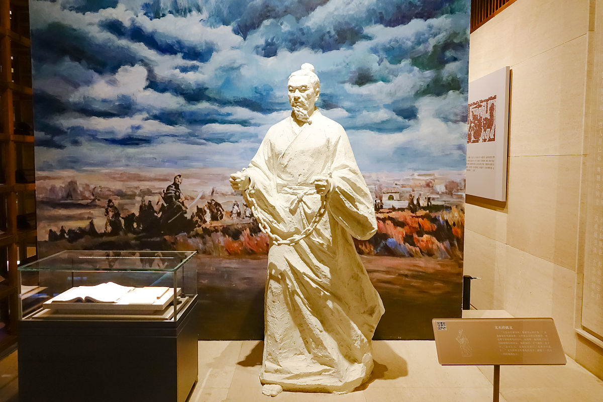 2021年4月14日,山东济宁,文天祥塑像.