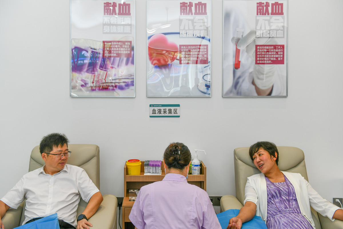 模仿下面的案例写一份差不多的案例 贯彻二十大精神裕东在行动 我们银行网点的工作人员一直秉承以客户为中心的服务理念在为客户提供更好的服务方面取得了很大的进展。一天一位年迈的老太太来到我行网点问能不能开通老头的手机银行老头行动不便没有办法自己来我们的党员周冠如非常细心地倾听了客户的问题立马联系我们行的党员于蕾和刘珊珊同志于蕾和刘珊珊同志放下手头工作带上龙易行申请外出跟老太太一起回家然后帮助老爷子开