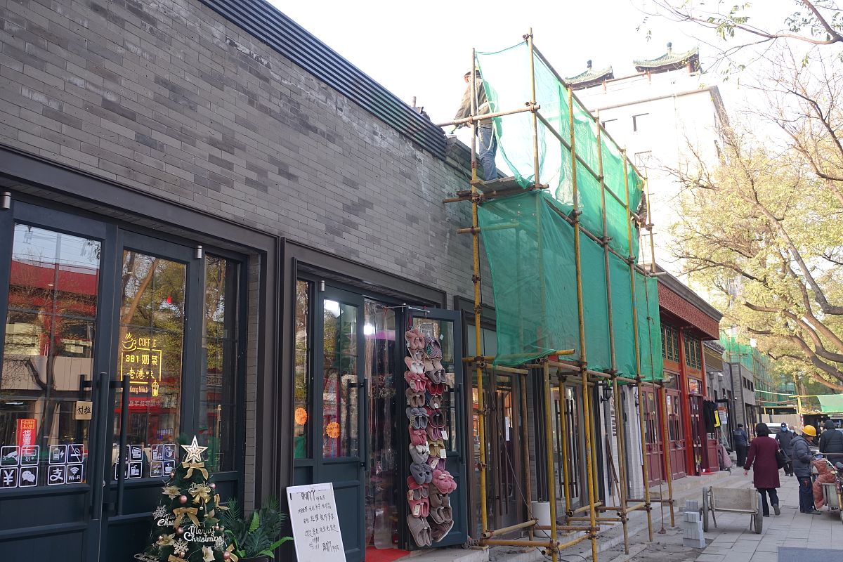 极大幅度学术性改写以下文章：市政工程项目通常都是资金投入量多规模大、社会关注度高的建设物要想高质量、高效率的完成市政项目就必须要提高工程项目的规格与质量。基于此提高市政施工管理水平的重要性极为重要。并且施工管理的水平可以有效避免在项目建设施工中受到各类因素的不利影响同时也可以将施工材料价格、政策影响、市政变化趋势等的制约降至最低加之很多不确定因素的束缚与左右增加了市政建设项目的难度也延误了施工工期