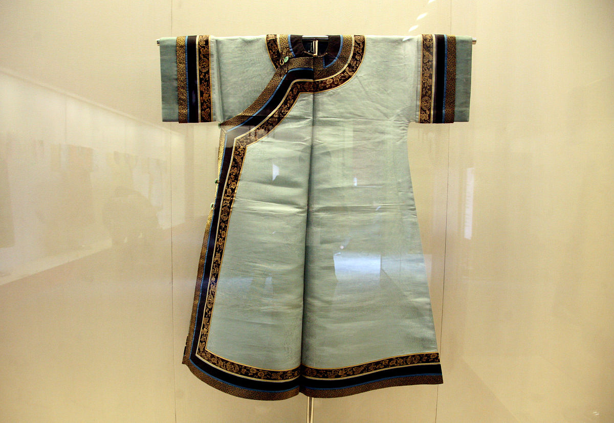 我是一个八年级的学生过两个月就要毕业了老师让我们从我们的毕业项目选一些有关的东西来卖但是我毕业项目的主题是清朝服饰能帮我想几种能卖的东西吗？