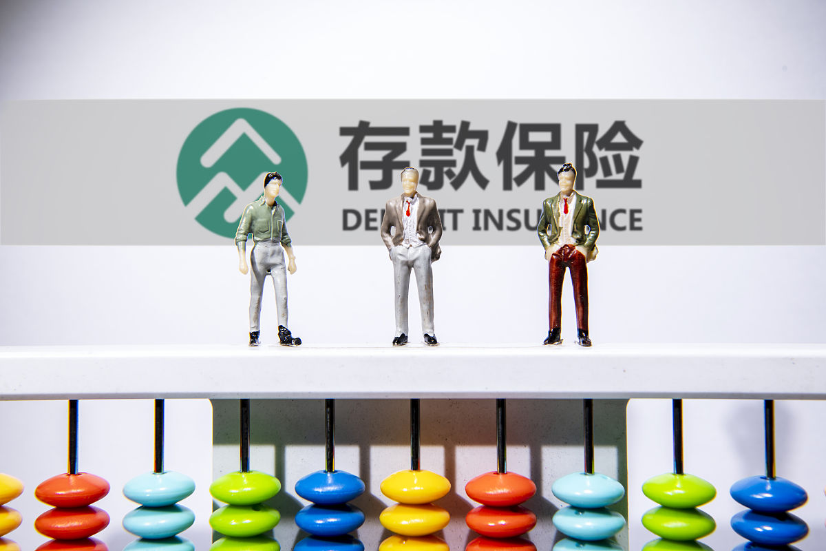 请对2021年邮政银行西安分行代银保产品为例撰写同业竞争者的竞争程度这一小节内容尽可能增加数据分析和数据对比保证逻辑性不要乱写：