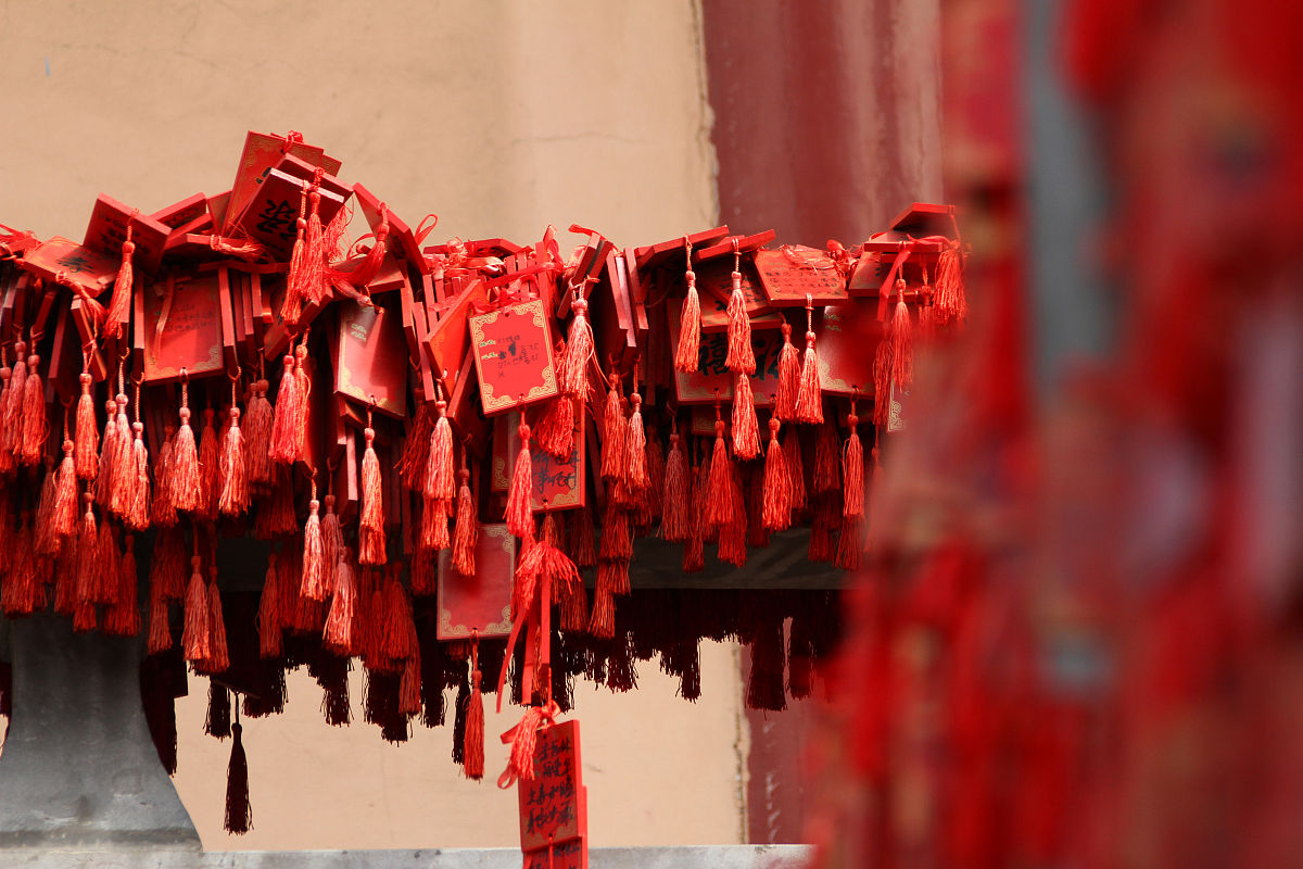 带红绳祈福的民间习俗是什么