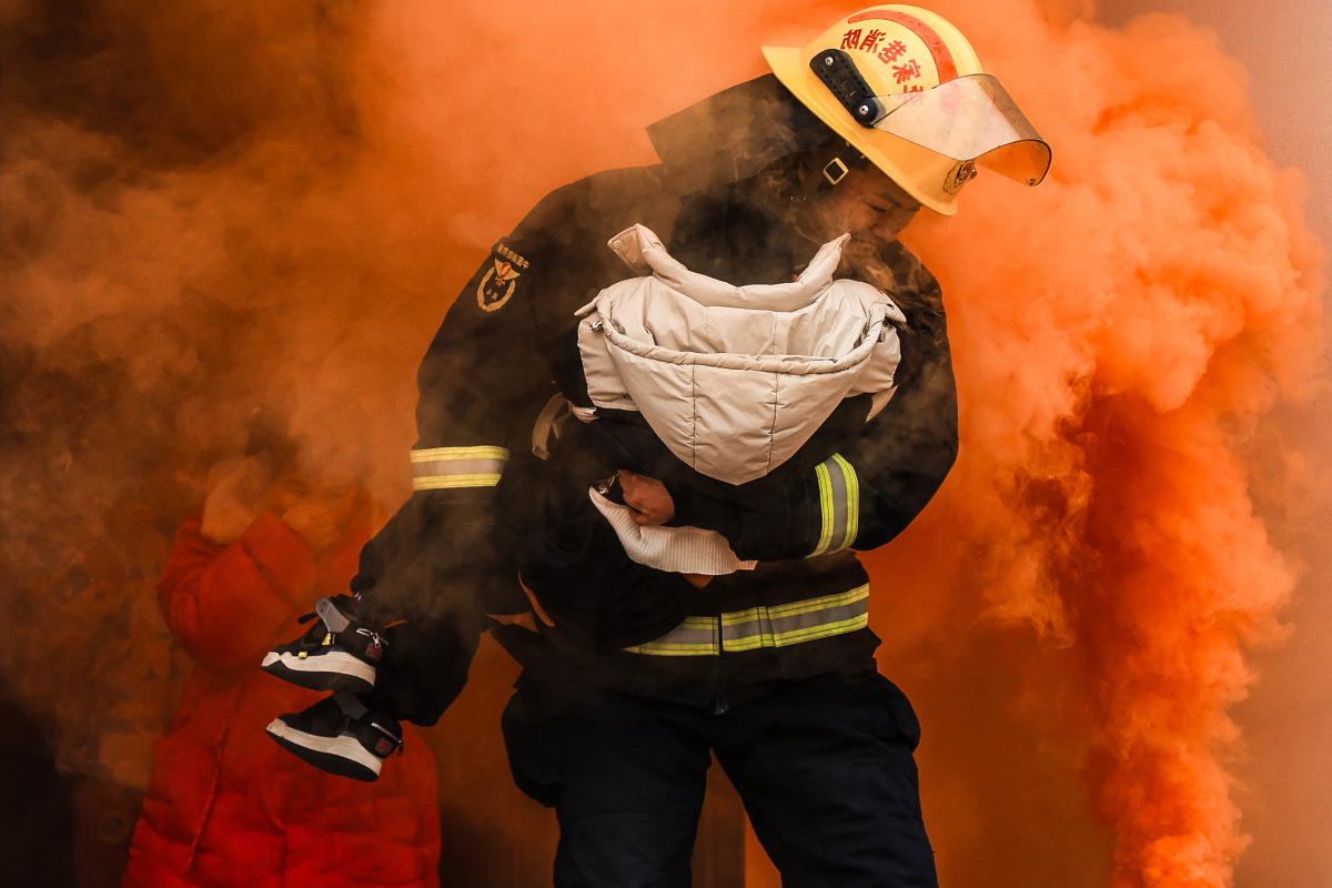 消防员：烈火中的英勇战士，守护我们的安全！