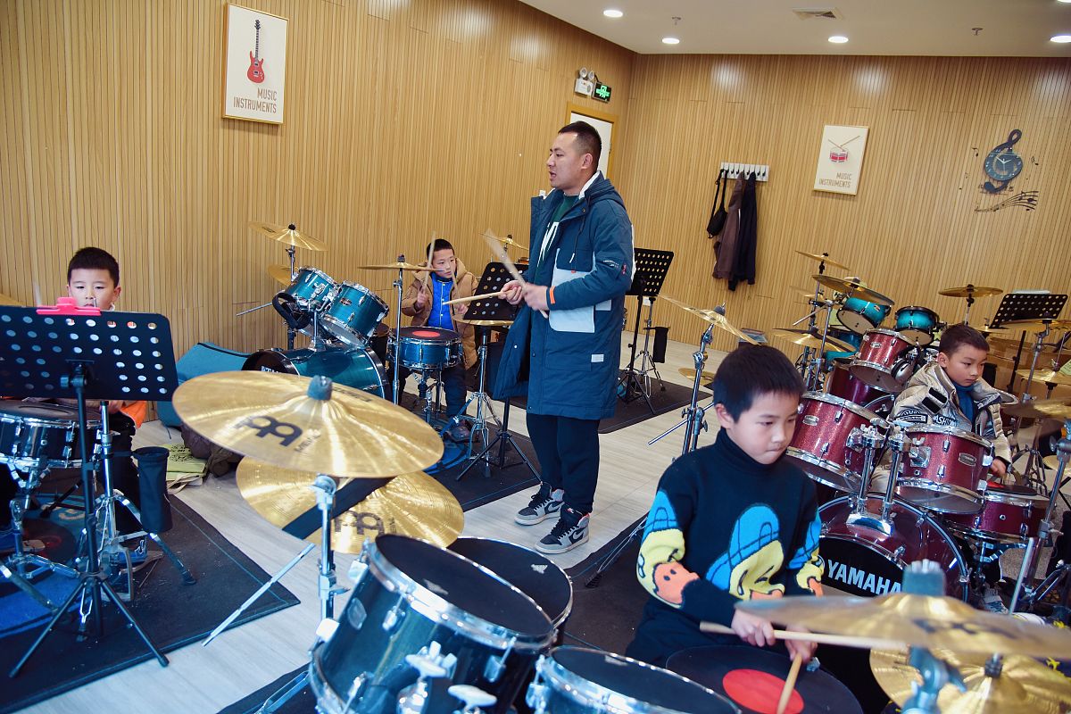 爵士鼓私人教学 招收喜欢打鼓的朋友。一起学习研究。因为没有公司机构的约束机制所以我的课程会更加放松。六年教学经验。会为你个人制作合适的课程规划。。按照上面的关键词。请帮我制作一份私教招生文案。